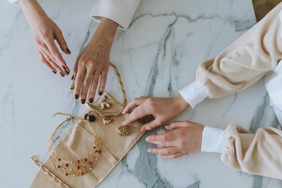 What Color Jewelry Goes With Green Dress?